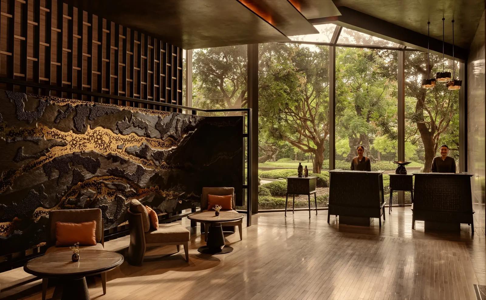 Aman Nai Lert Residences:大堂会客厅,落地玻璃俯瞰花园,并设肌理石材背景墙