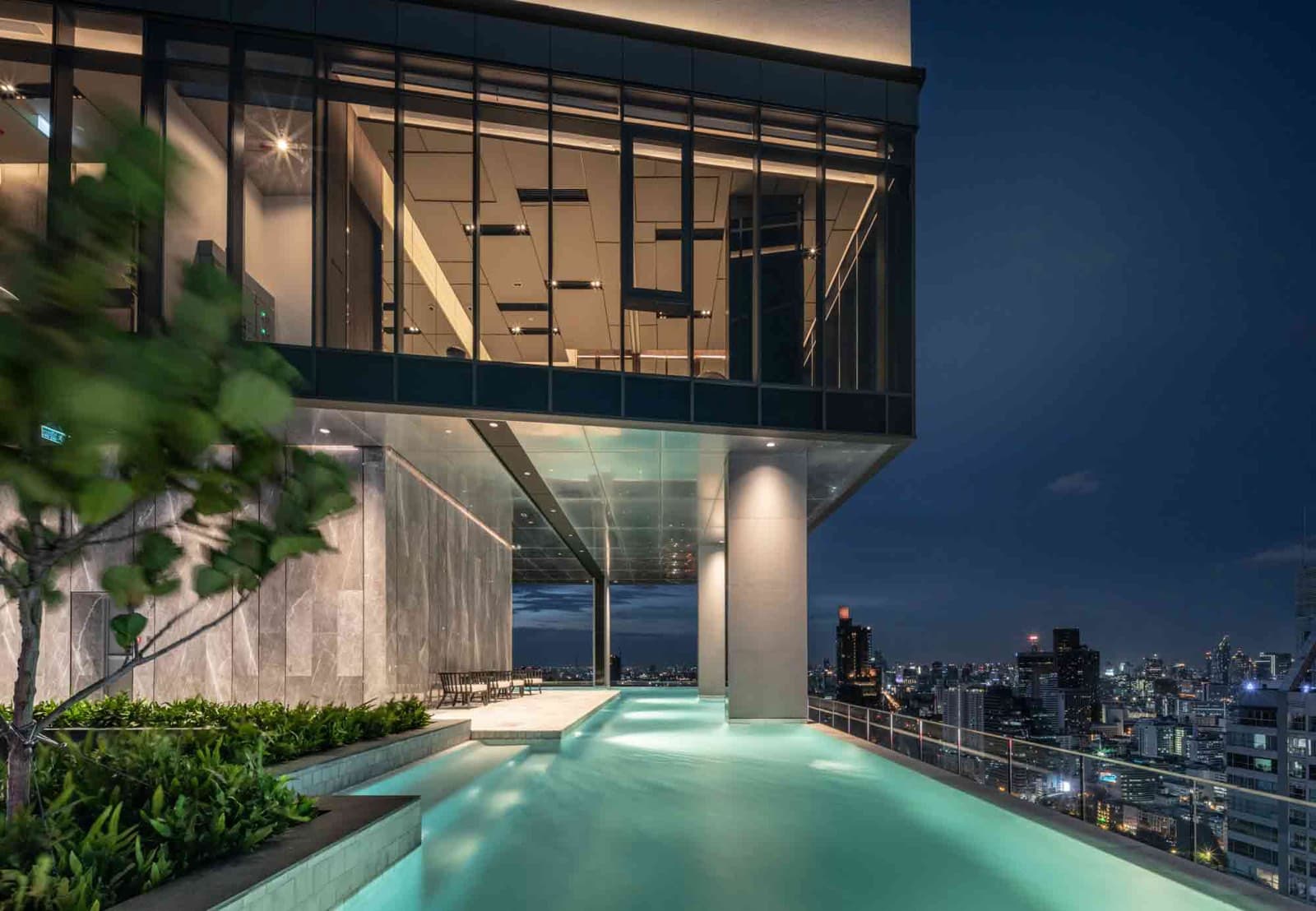 The rooftop sky pool at ANIL Sathorn 12 overlooking the Bangkok skyline