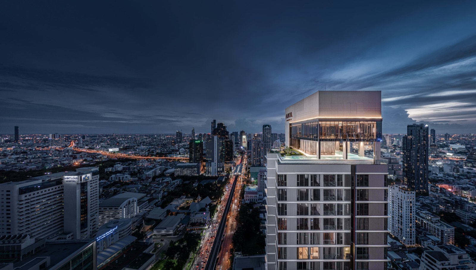 ANIL Sathorn 12 於黃昏時分,俯視曼谷市中心 Sathorn 與 Silom 一帶的天際線