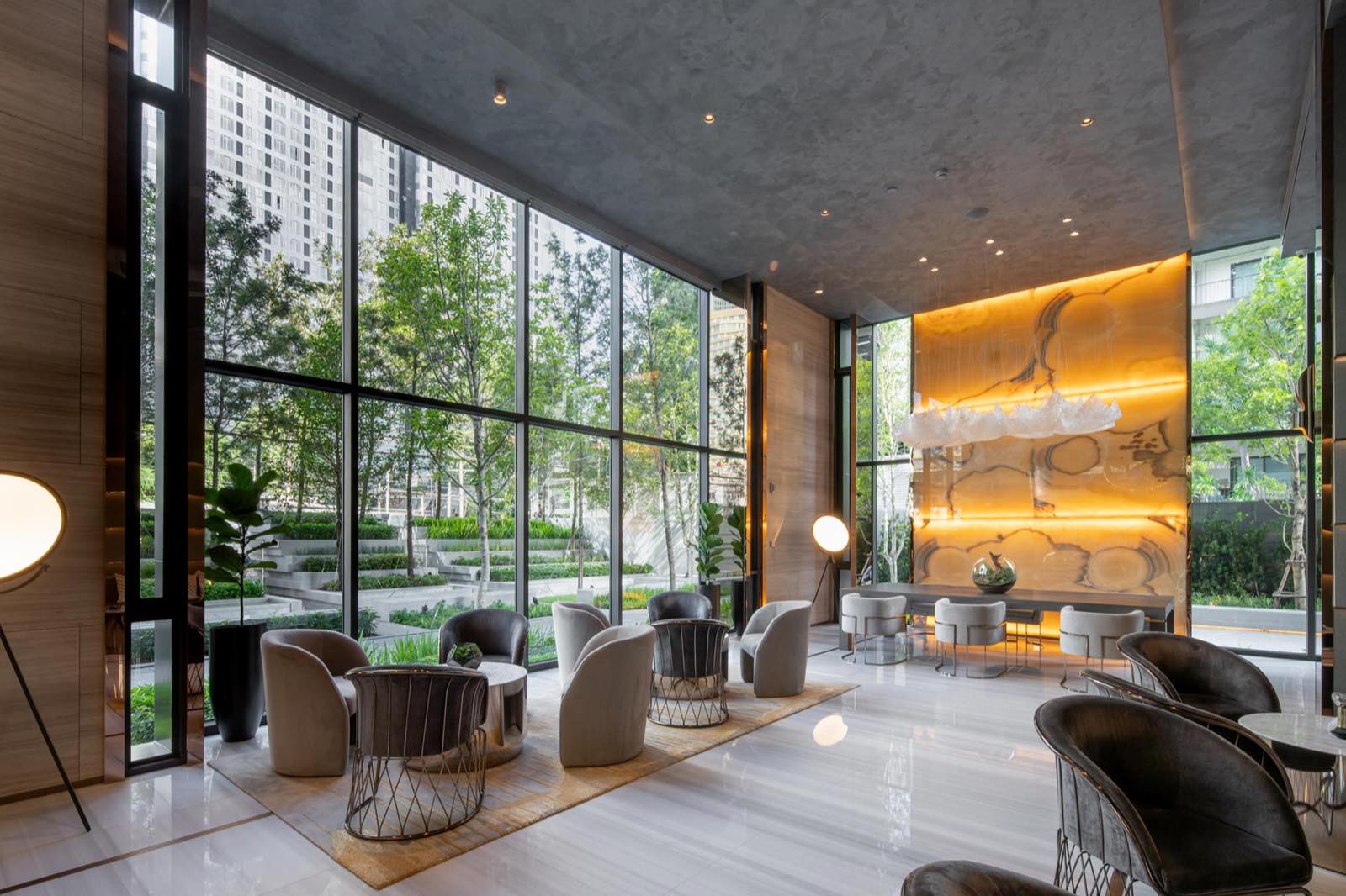 Celes Asoke: lobby lounge with garden view and onyx feature wall