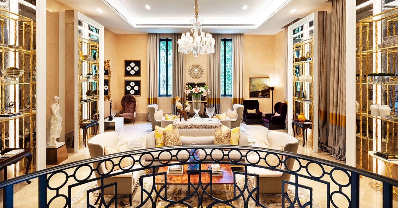 The Diplomat 39: grand residents' lounge and library with chandelier