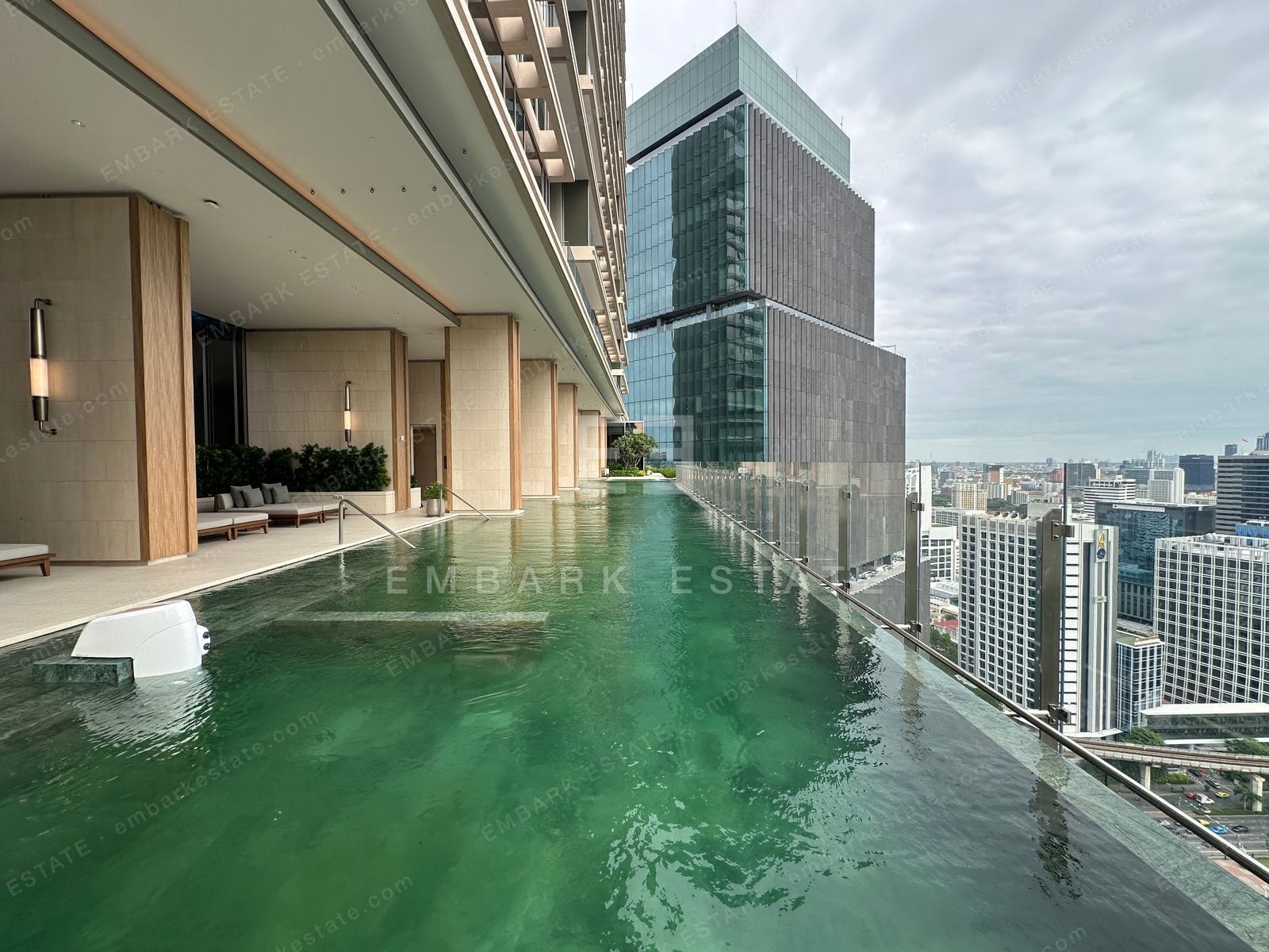 สระว่ายน้ำไร้ขอบบนดาดฟ้าที่ Dusit Central Park ข้างระเบียงอาบแดดของผู้พักอาศัย อันเป็นที่ตั้งของ Dusit Residences บนถนนพระราม 4 ใจกลางกรุงเทพฯ
