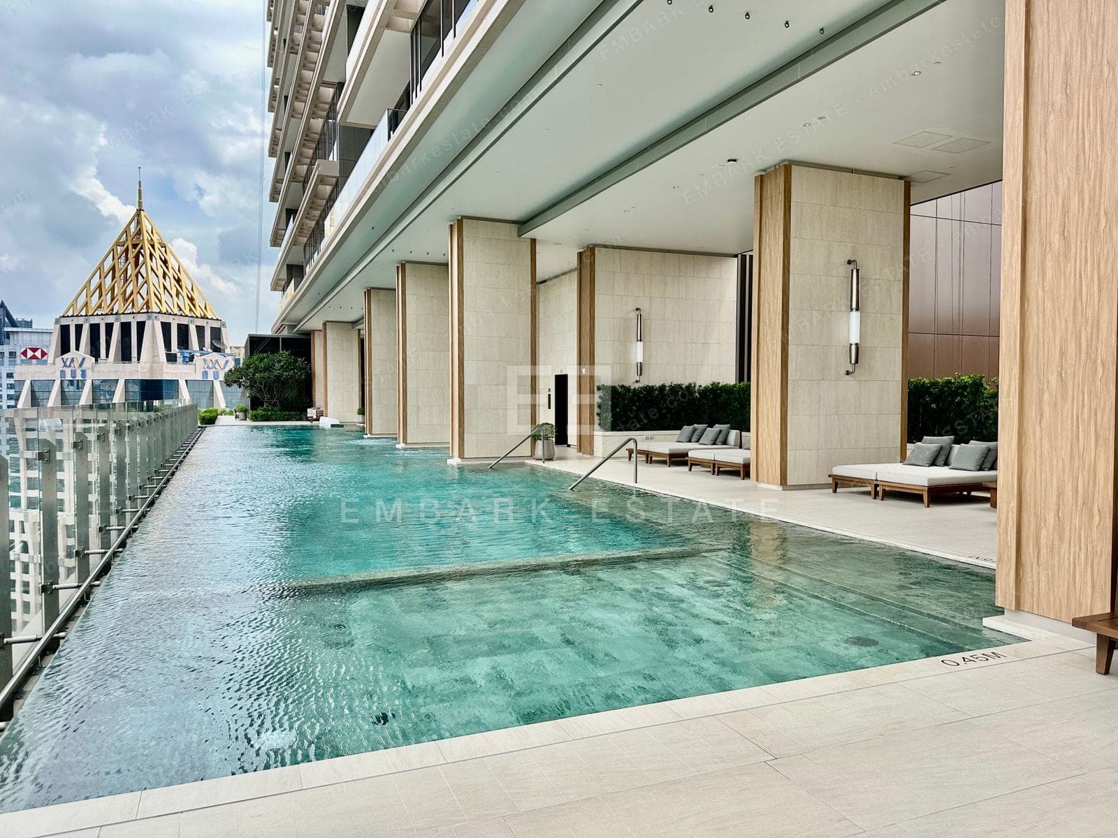 สระว่ายน้ำบนชั้นสิ่งอำนวยความสะดวกส่วนตัวที่ Dusit Central Park มีส่วนน้ำตื้น เตียงอาบแดดใต้ชายคา และขอบกระจกเหนือใจกลางกรุงเทพฯ อันเป็นที่ตั้งของ Dusit Residences และ Dusit Parkside บนถนนพระราม 4