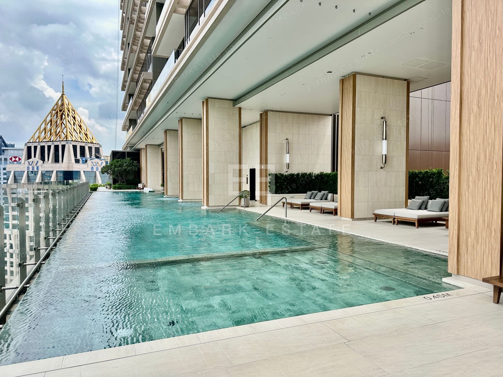 Dusit Central Park 私人設施樓層的泳池,設淺水階、有蓋日光床及玻璃池邊,俯瞰曼谷市中心,Dusit Residences 與 Dusit Parkside 位於 Rama IV Road