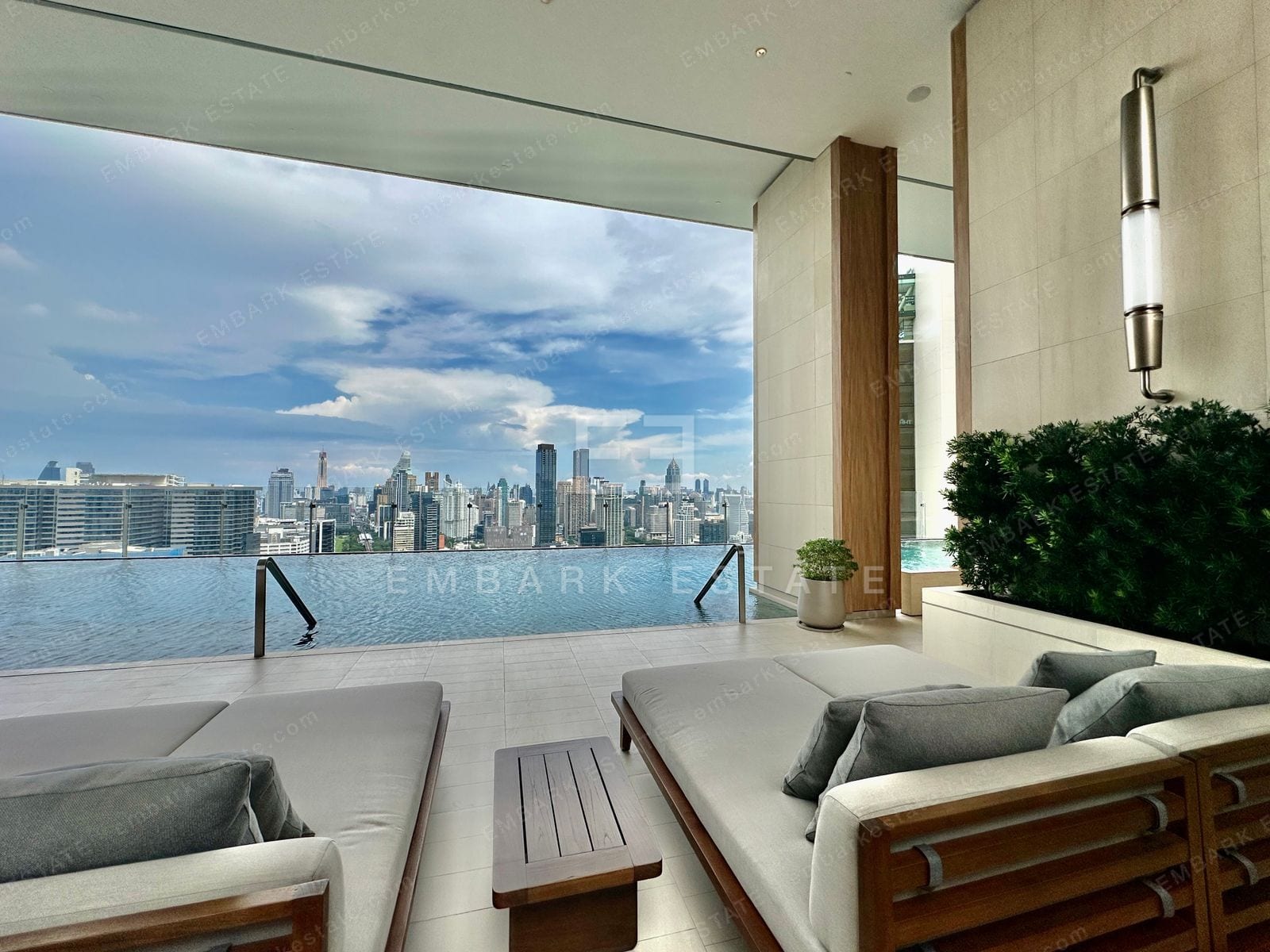 Dusit Central Park 泳池旁的有蓋日光床,遠眺曼谷市中心天際線,Dusit Residences 與 Dusit Parkside 位於 Rama IV Road