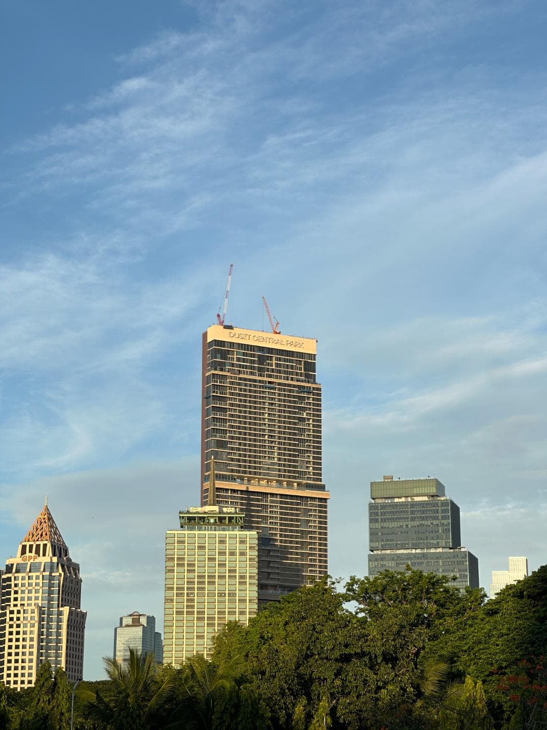 曼谷市中心 Lumphini Park 之上的 Dusit Central Park 大樓