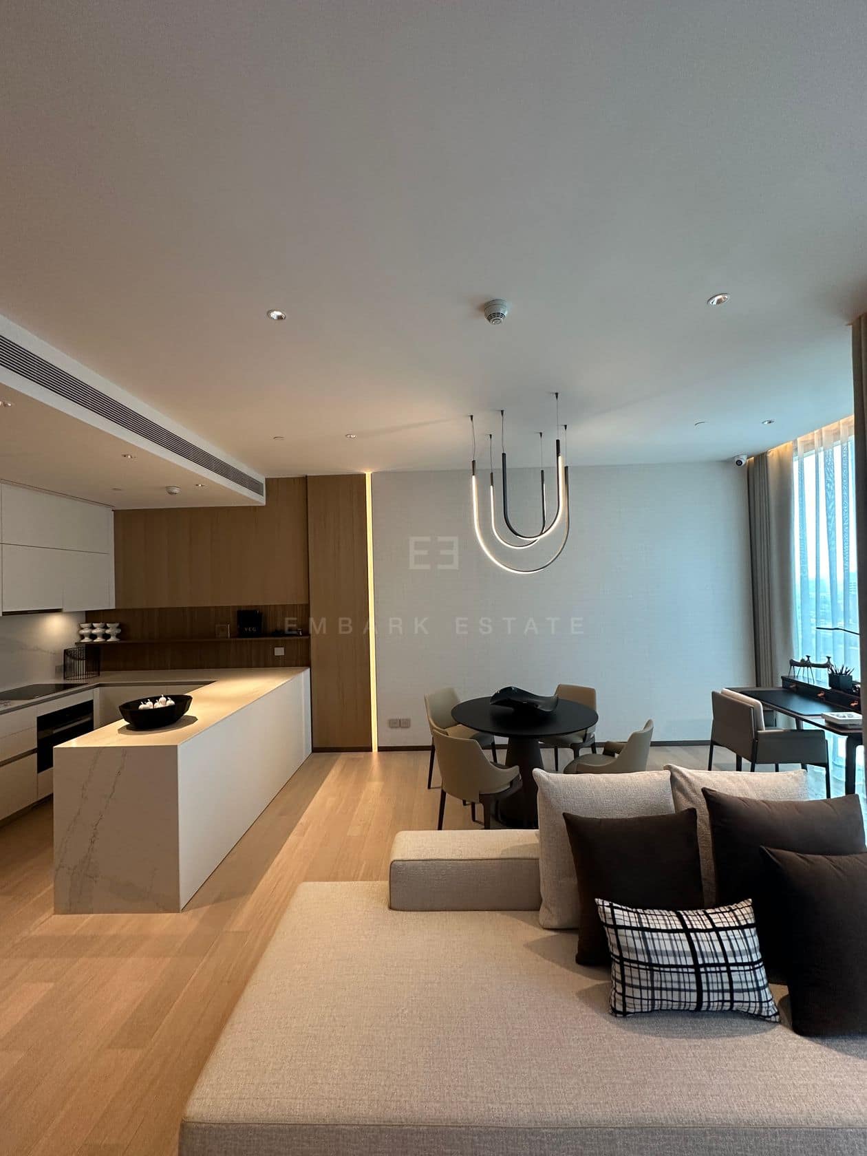 The kitchen and dining area of a one-bedroom residence at EI8HTEEN SEVEN, One Bangkok