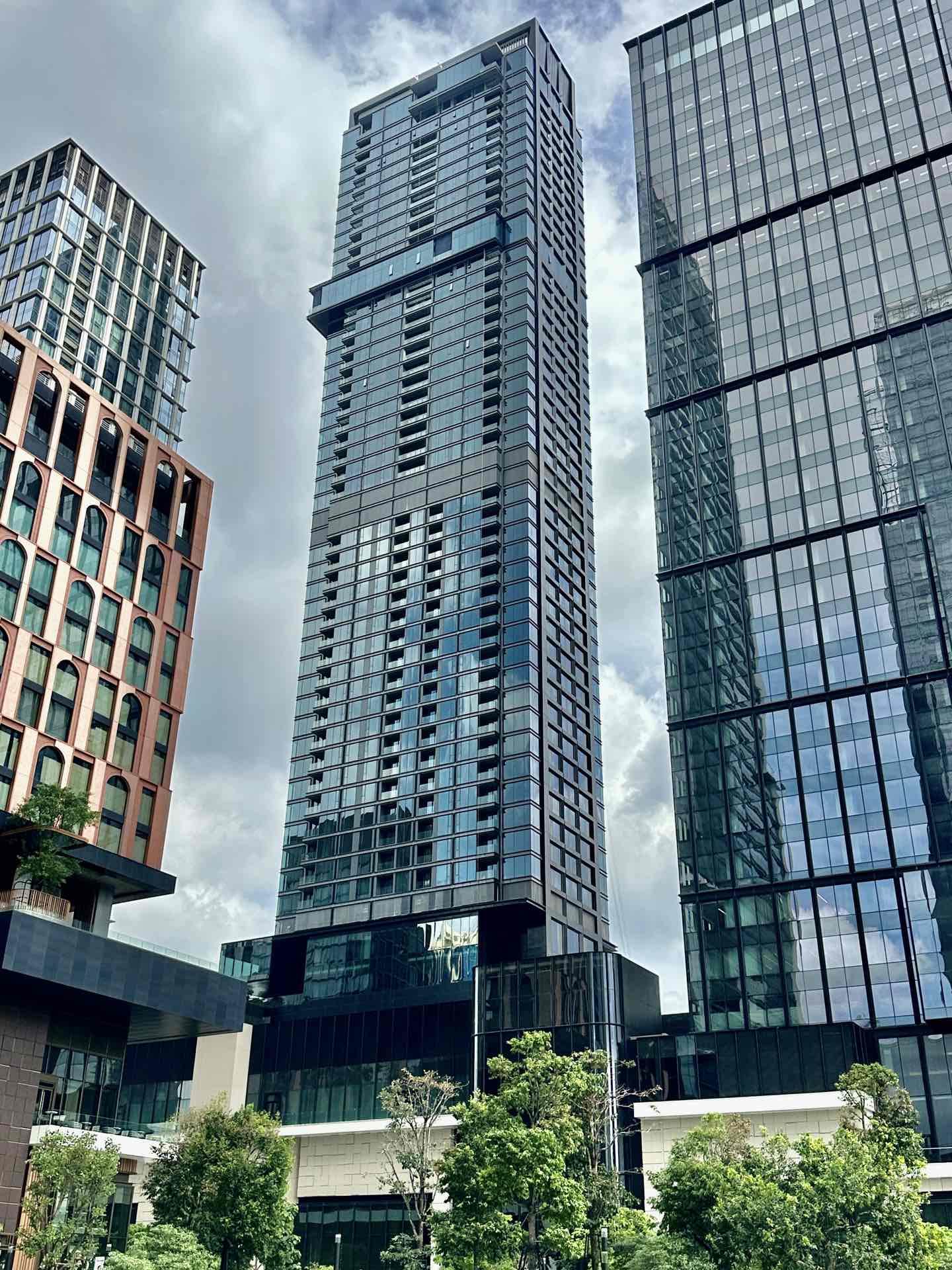 One Bangkok 之內、Wireless Road 187 號的 EI8HTEEN SEVEN 大樓,由街道層仰視