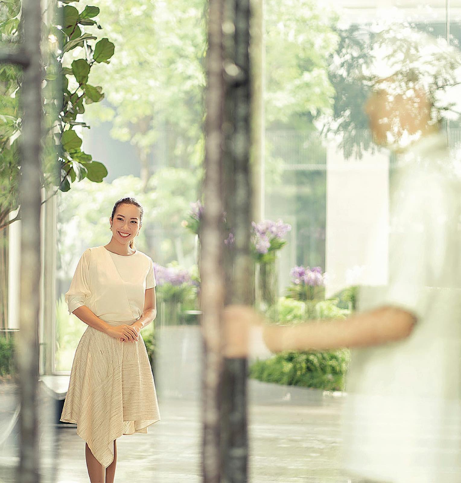 Four Seasons Private Residences Bangkok ทางเดินสวนสู่ล็อบบี้ต้อนรับท่ามกลางพื้นที่สีเขียว