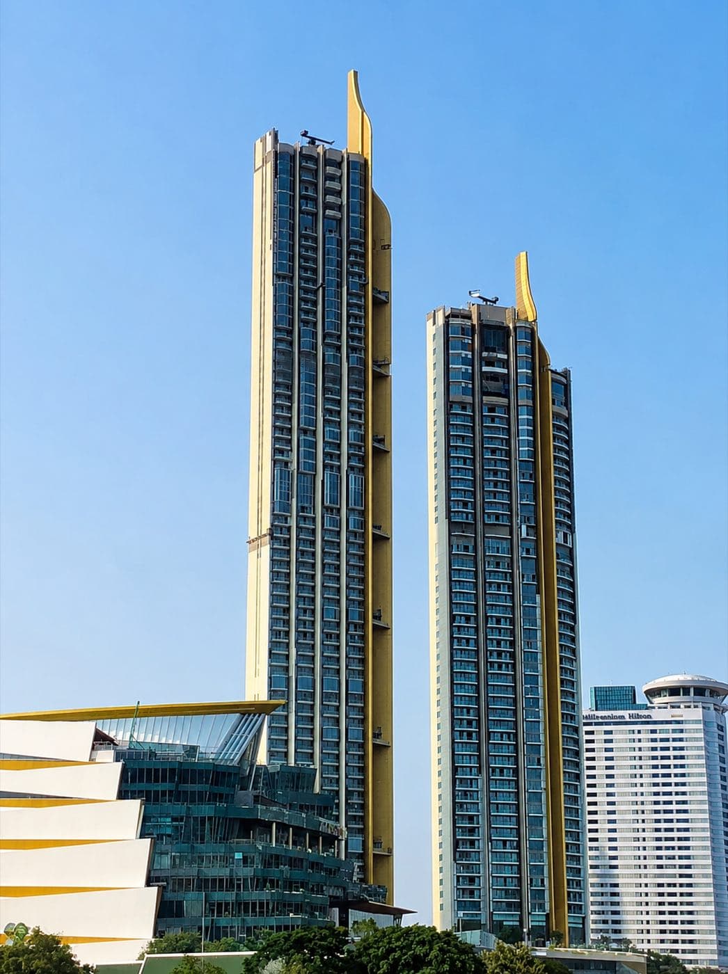 The Residences at Mandarin Oriental Bangkok อาคารคู่ครีบสีทองที่ตั้งตระหง่านเหนือแม่น้ำเจ้าพระยา ข้าง Millennium Hilton ในกรุงเทพฯ