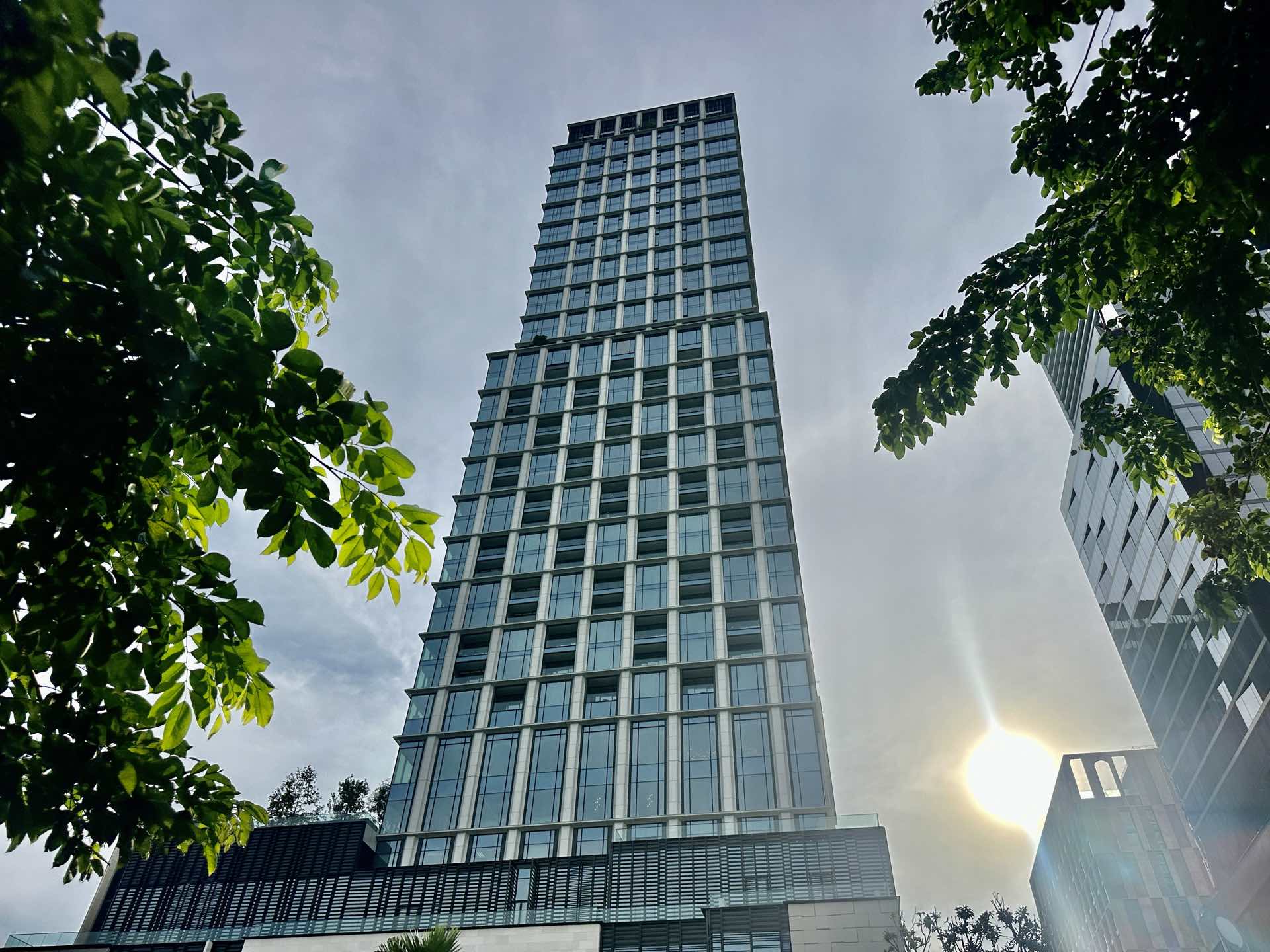 公園の樹々ごしに見る One Bangkok 内 ONE89 Wireless のタワー。Lumphini Park の上に立ち上がります。完成予想図です。