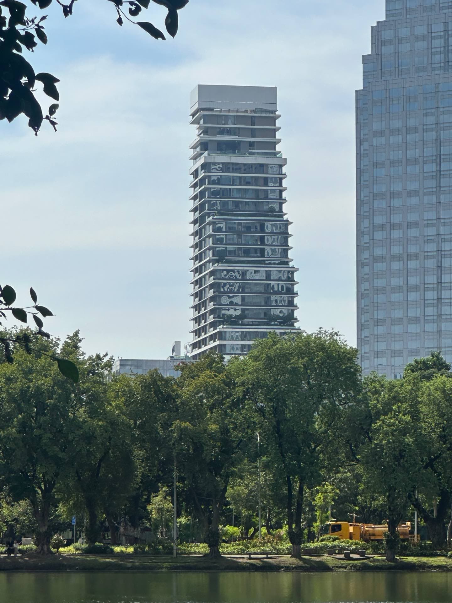SALADAENG One 大樓,位於曼谷 Soi Sala Daeng 1,正對 Lumphini Park