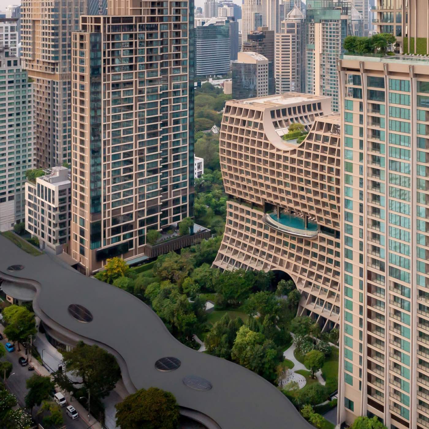 鳥瞰 The Residences at Sindhorn Kempinski 的兩座大樓,高踞曼谷市中心 Lumphini Park 之上