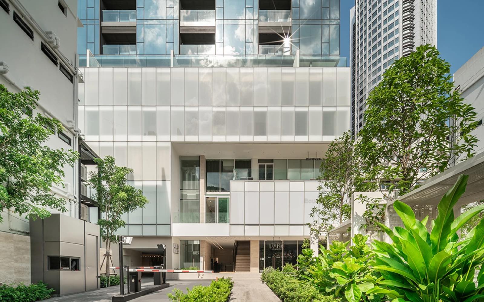 The Strand Thonglor: landscaped private park and garden courtyard