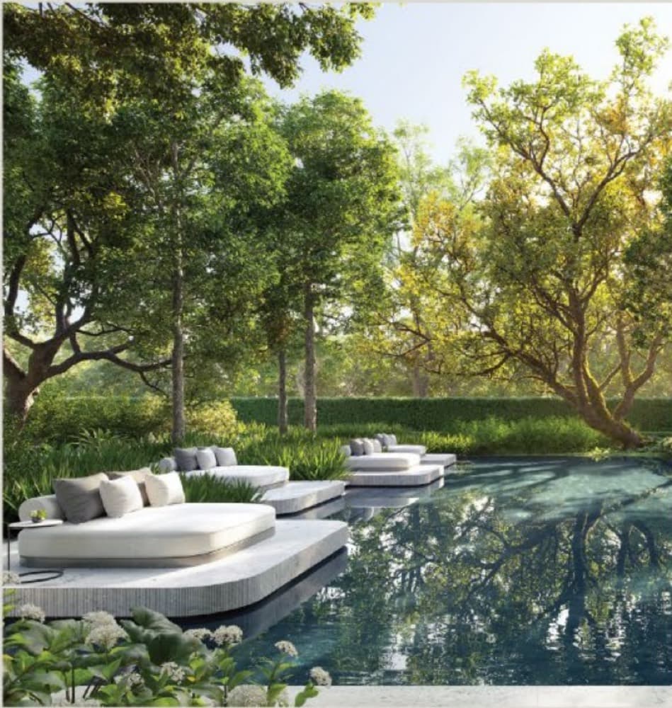 Upper House Residences 曼谷的花園泳池,池畔設日光床,掩映於成年樹木之間