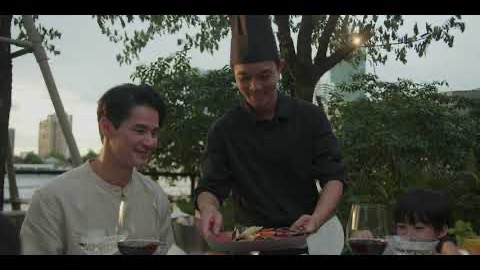 Capella Bangkok 酒店影片：廚師為在 Chao Phraya 河畔戶外用餐的客人上菜