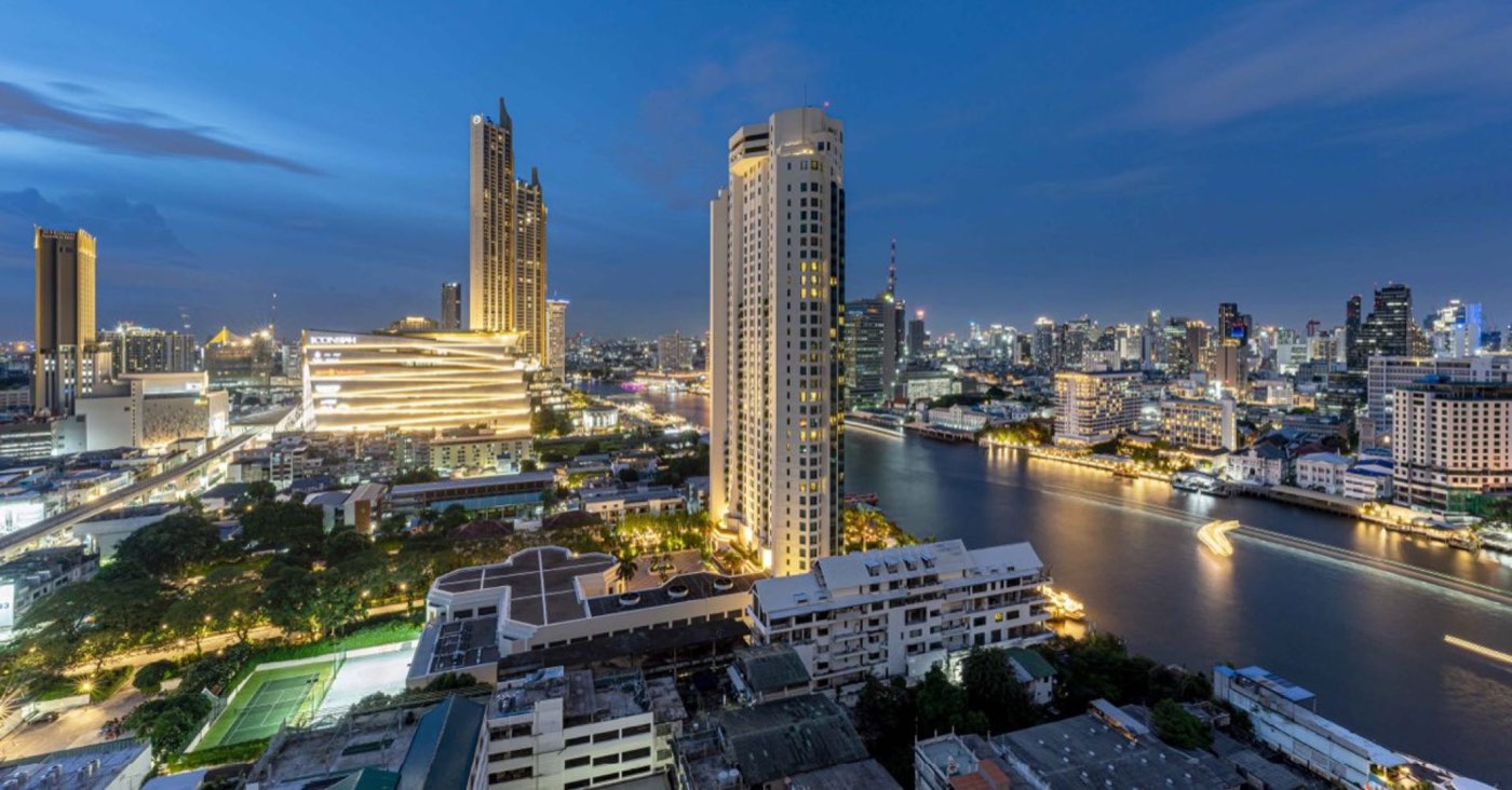 อาคารพักอาศัยริมแม่น้ำเจ้าพระยายามพลบค่ำในกรุงเทพฯ