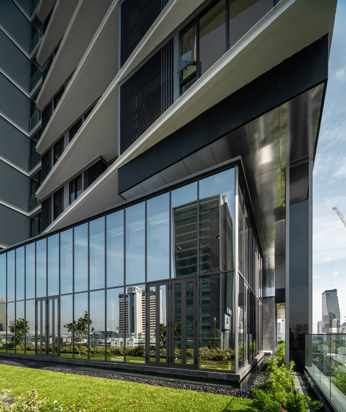 ANIL Sathorn 12 的住宅室內，落地玻璃俯視 Sathorn