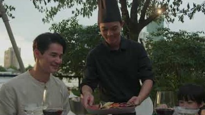 影片 Welcome to Capella Bangkok 的一幕:廚師在河畔餐桌為賓客上菜