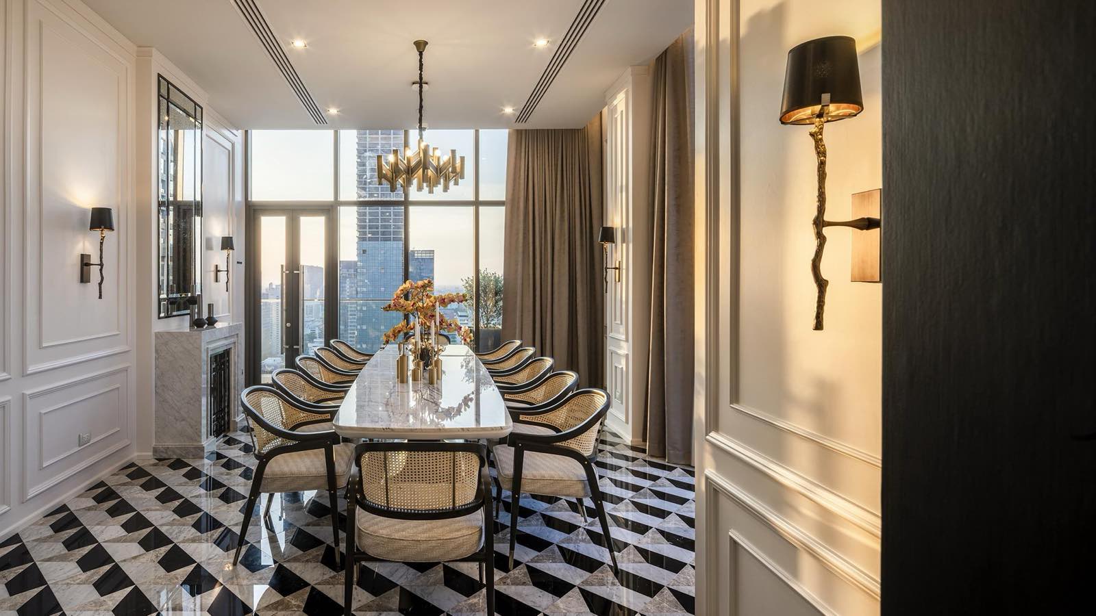 MUNIQ Langsuan: formal dining room with chandelier and city view